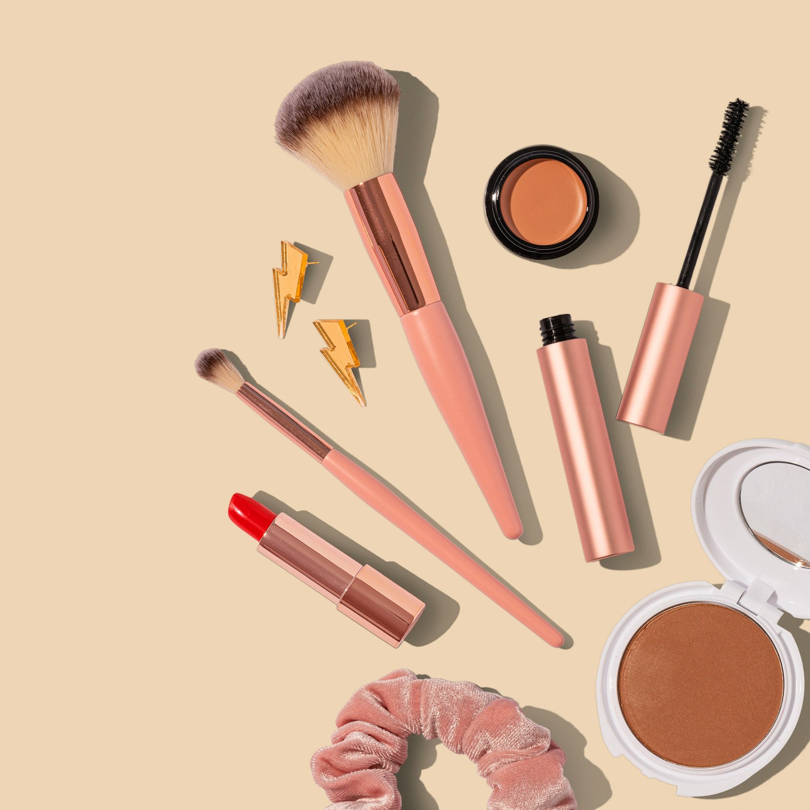 Packaging de cosmétiques présenté à plat sur fond neutre