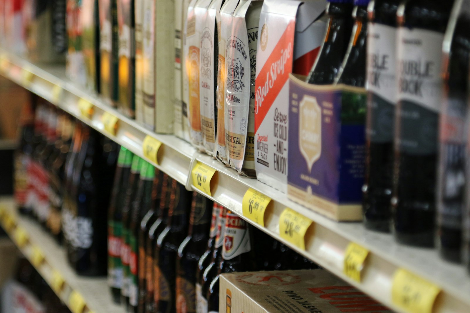 Rayon d'épicerie fine avec produits spécialisés en linéaire