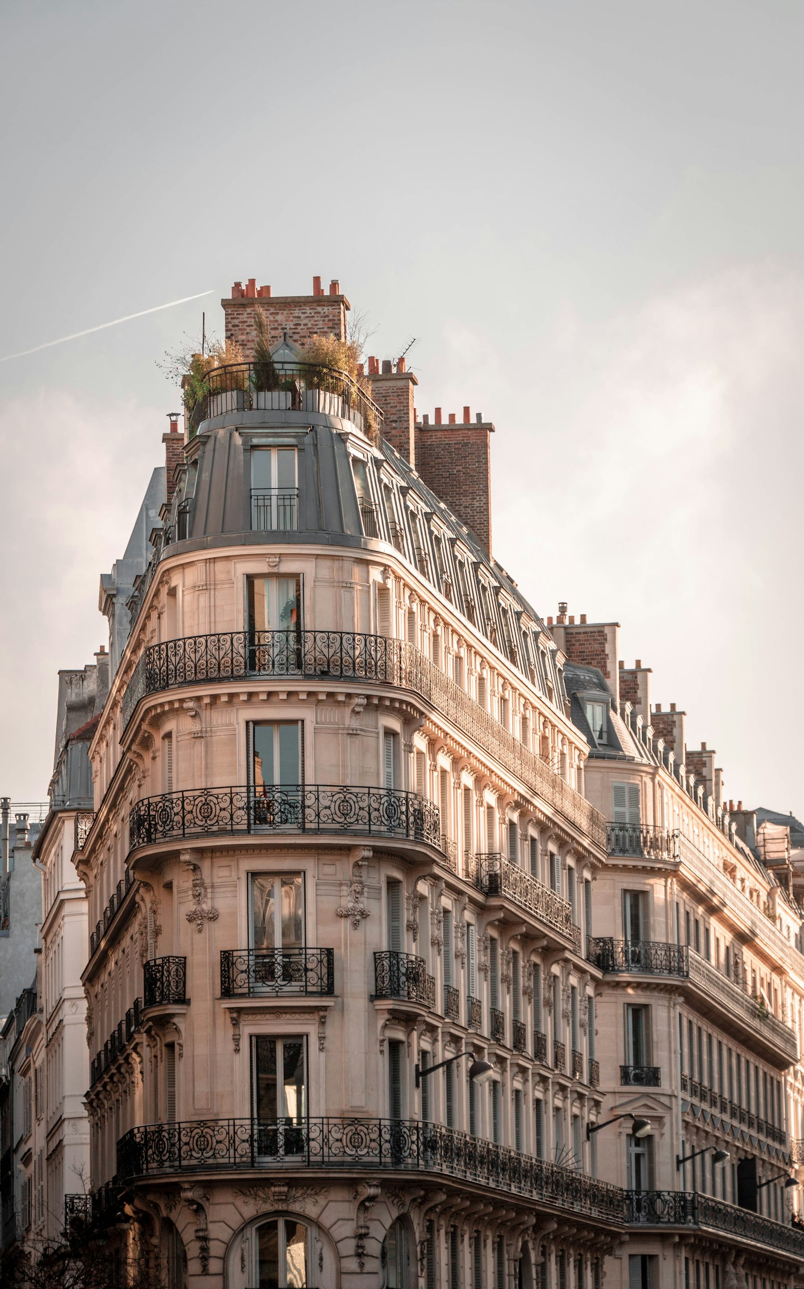 Détail architectural d'une façade parisienne, lumière naturelle