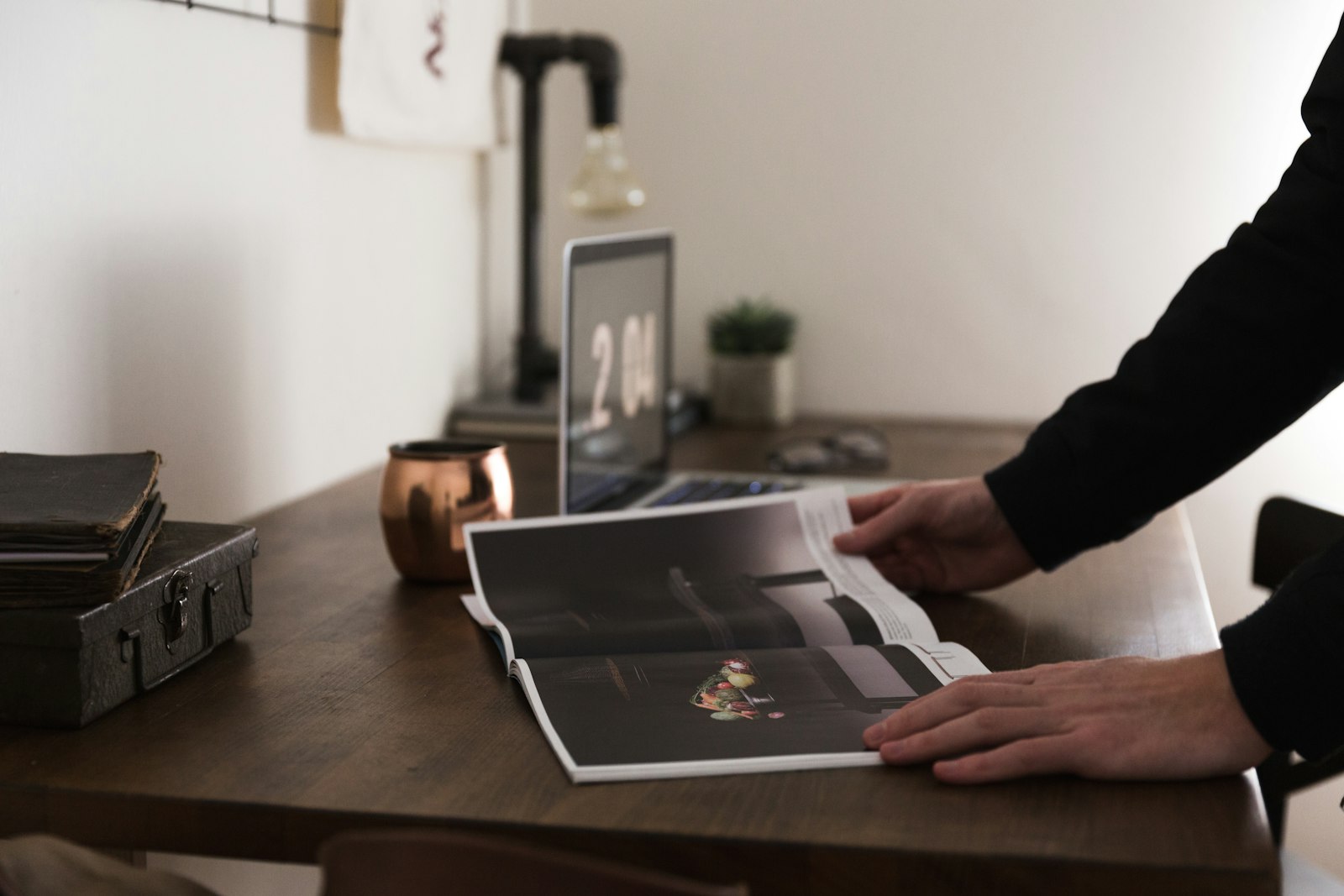 Designer examinant des épreuves imprimées sur une table