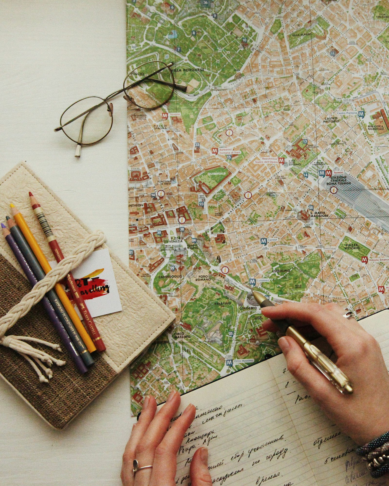 Carte de planification de voyage vue de dessus sur un bureau