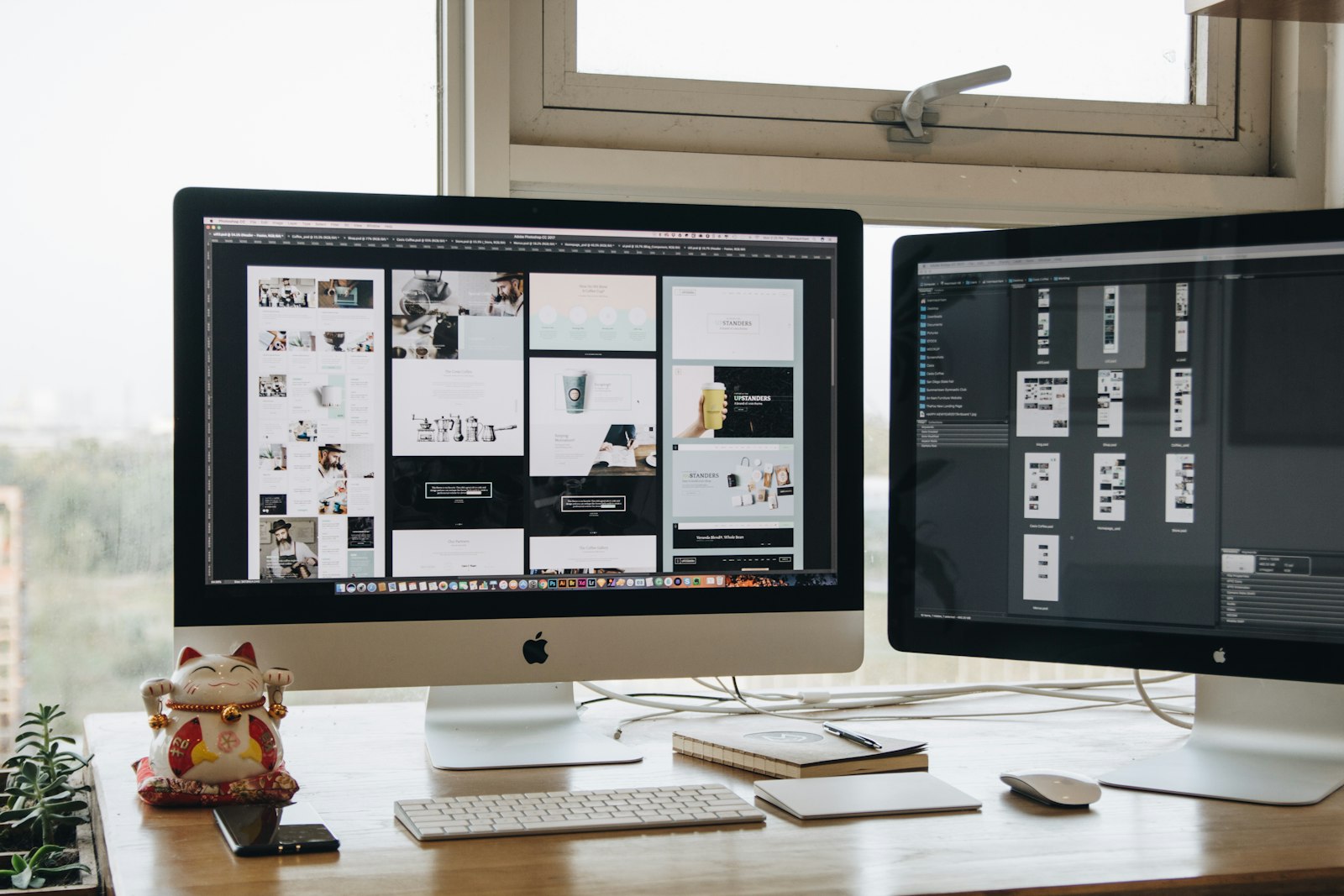 Écrans de conception de site web ouverts sur un ordinateur portable