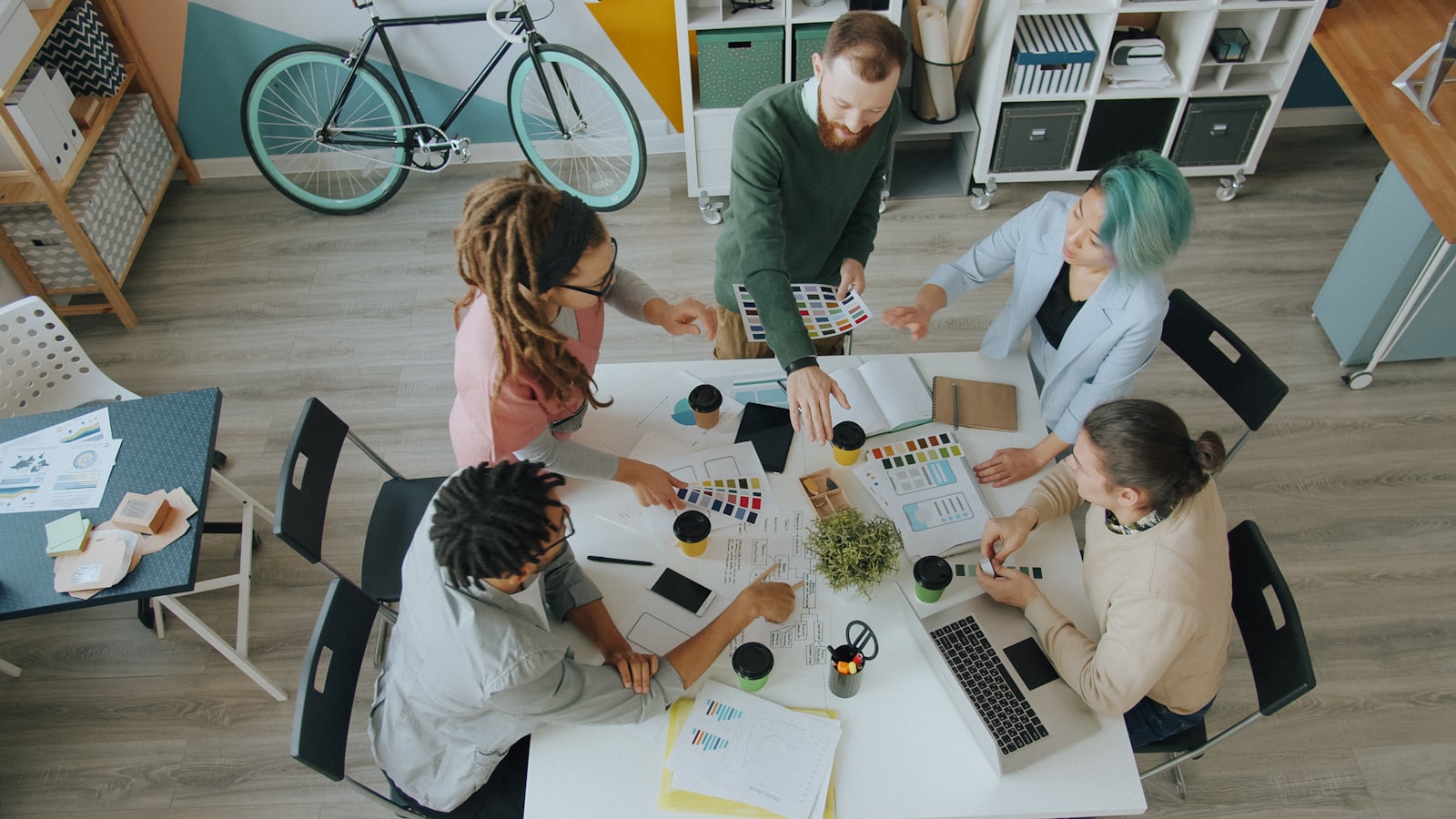 Réunion de studio, vue en plongée, équipe autour d'une table